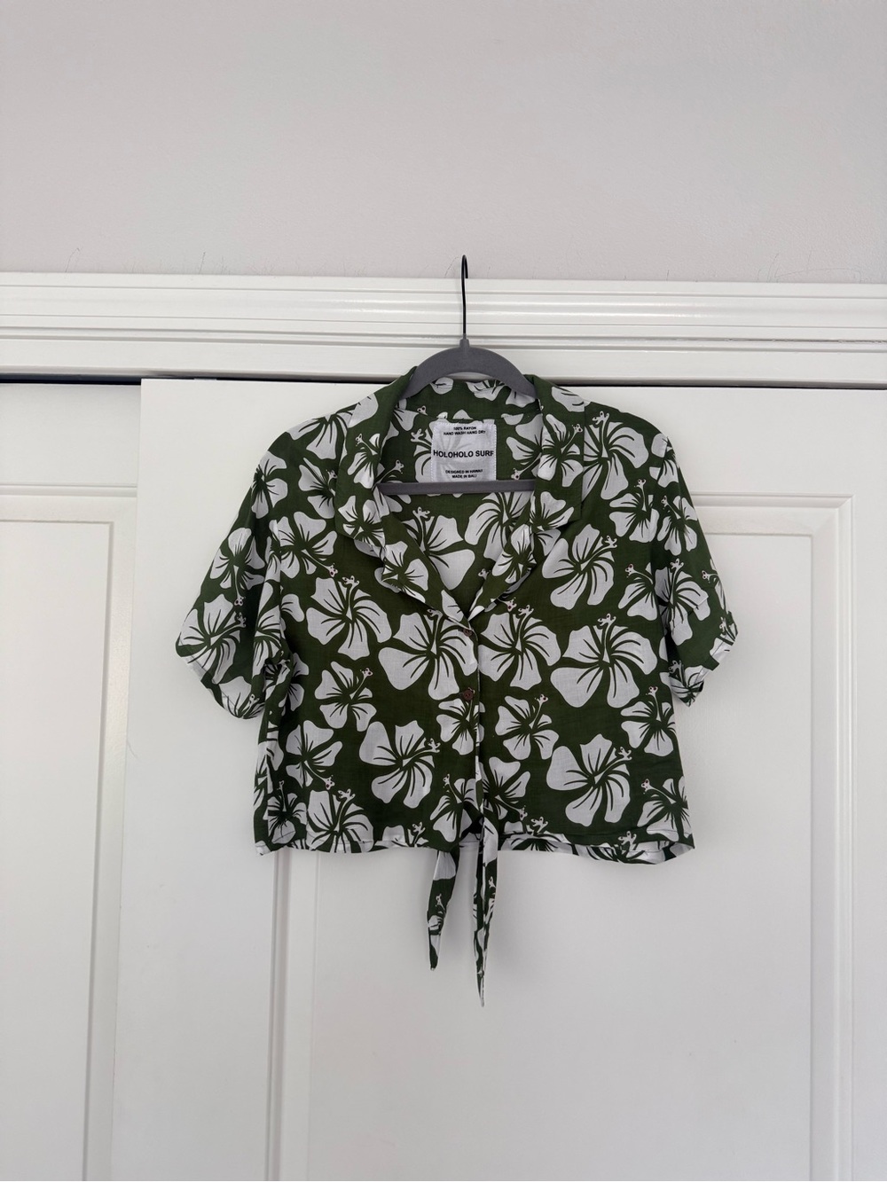 Holoholo Surf Aloha Button Crop In Avocado Kokio Print